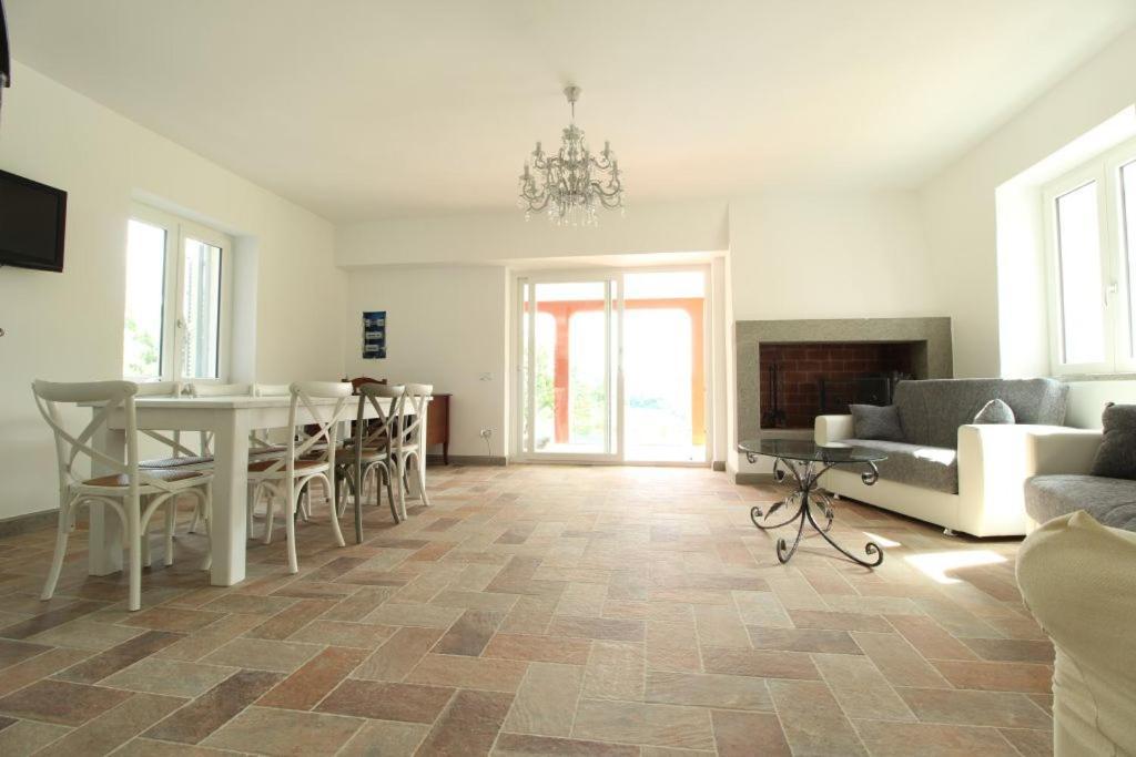 Luxury Villa Arianna Tarano Bagian luar foto