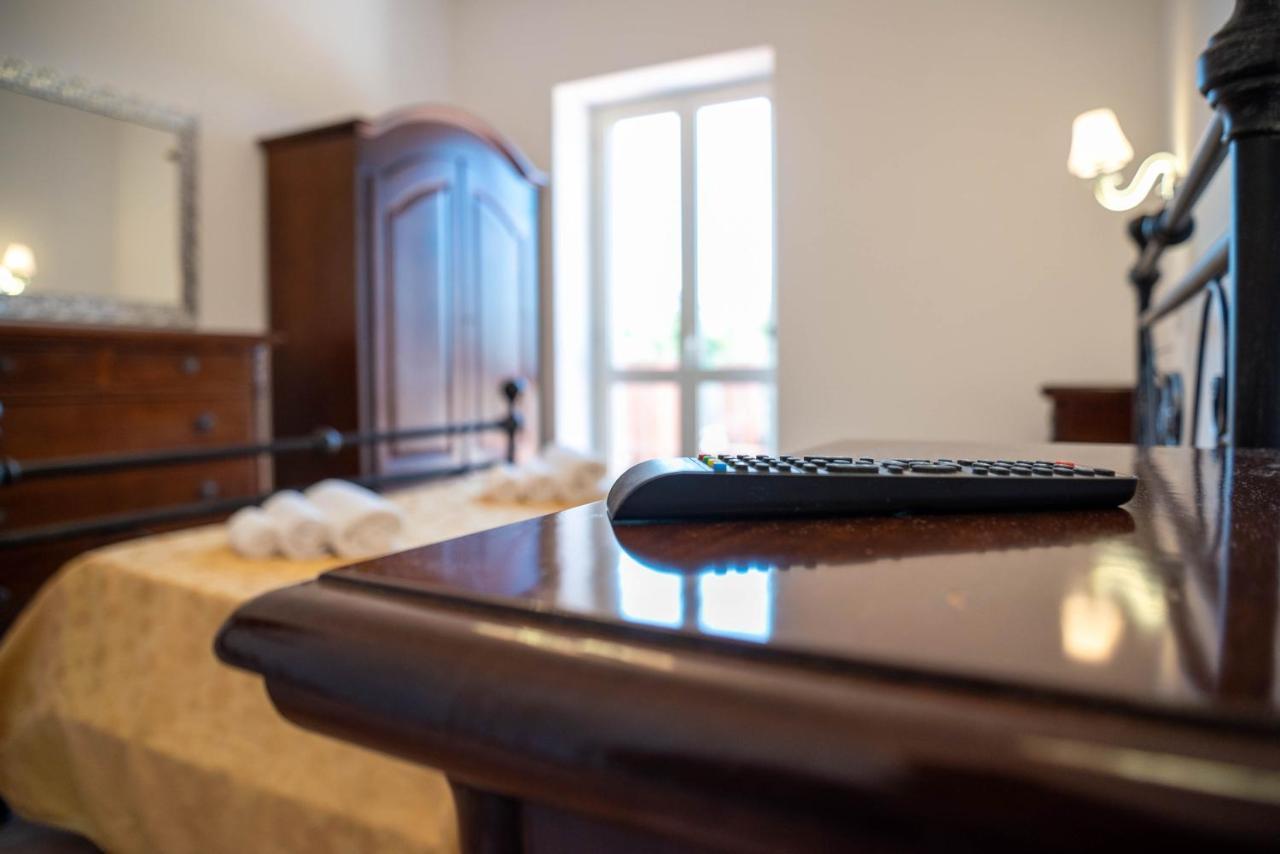 Luxury Villa Arianna Tarano Bagian luar foto